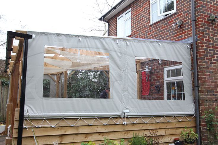 Light outdoor blind installed on a raised deck